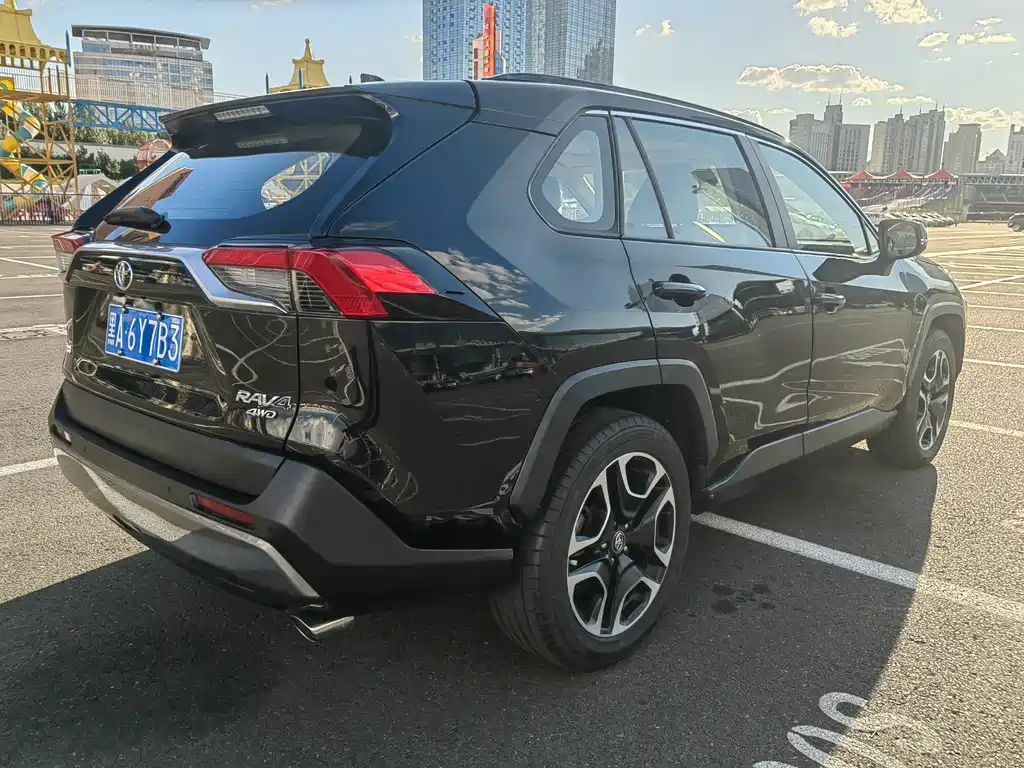 Toyota RAV4 — фото 5