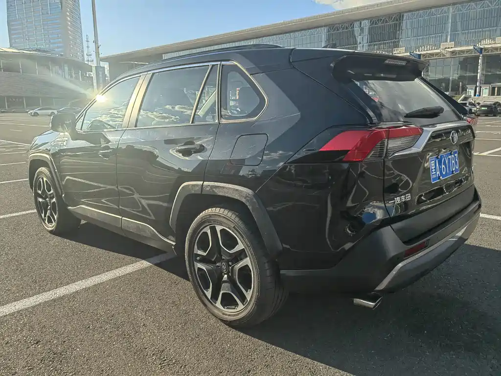 Toyota RAV4 — фото 6