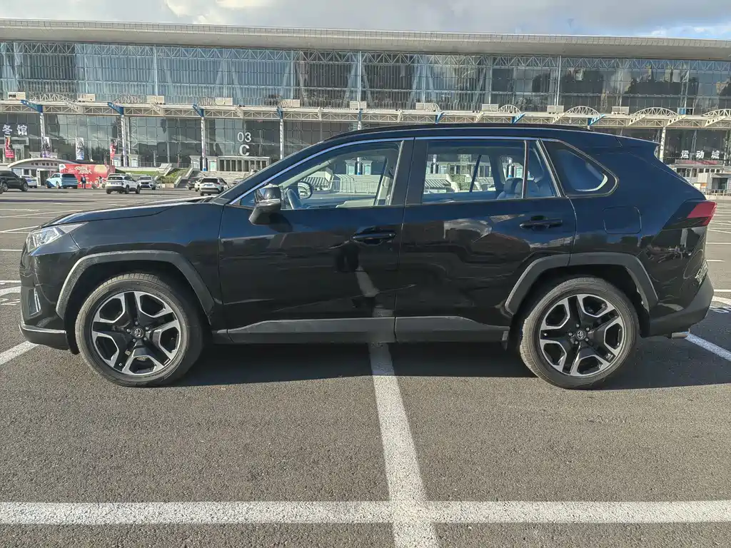 Toyota RAV4 — фото 7
