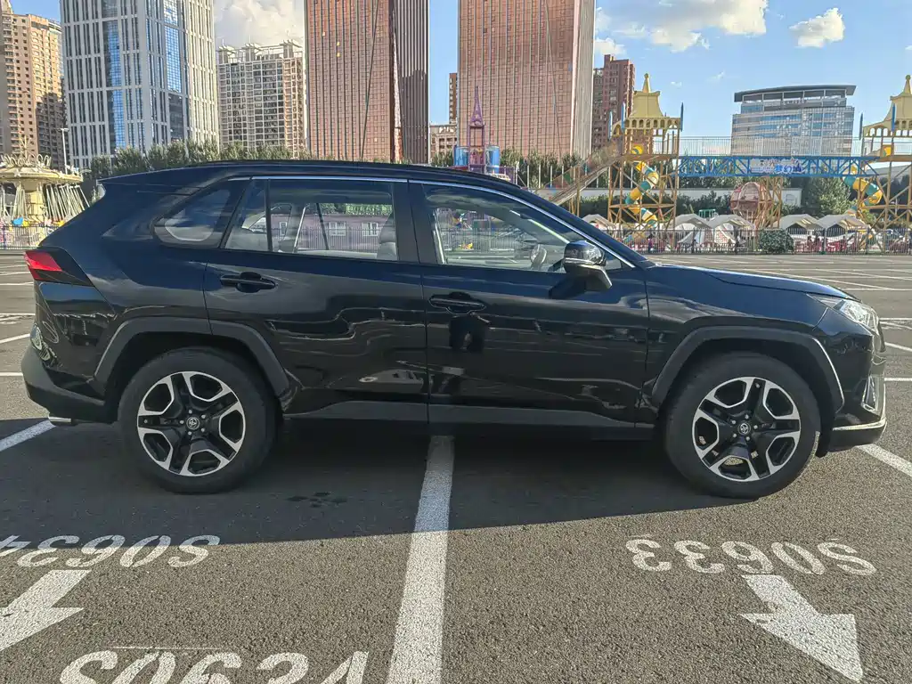 Toyota RAV4 — фото 8