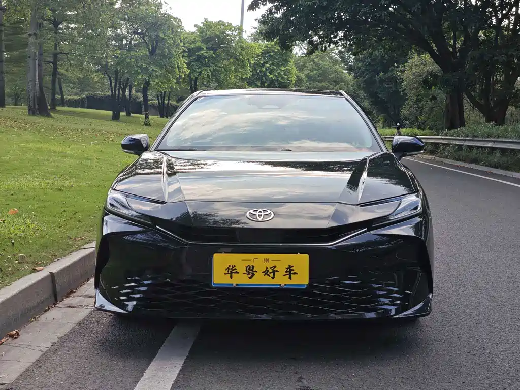 Toyota Camry — фото 2