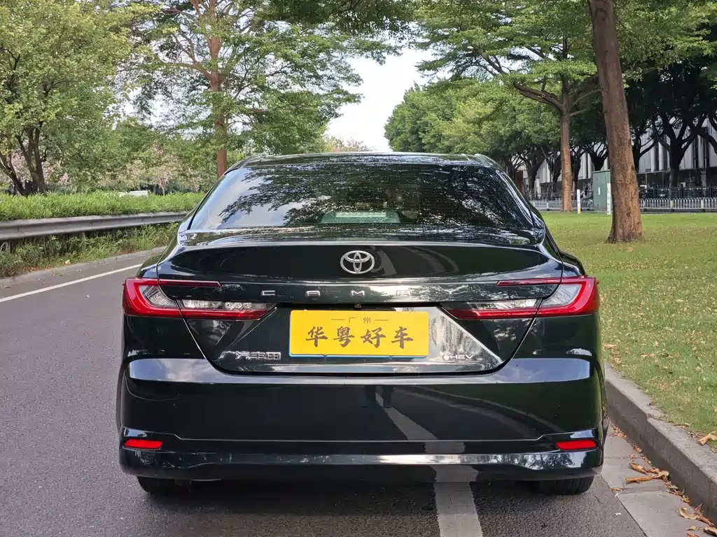 Toyota Camry — фото 3