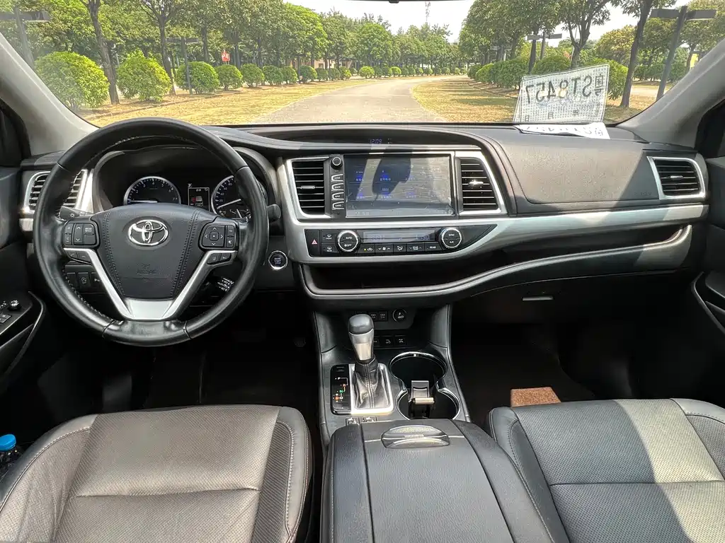 Toyota Highlander — фото 11
