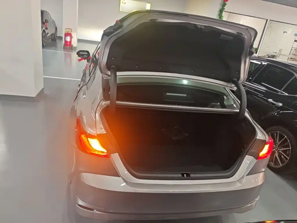 Toyota Camry — фото 19