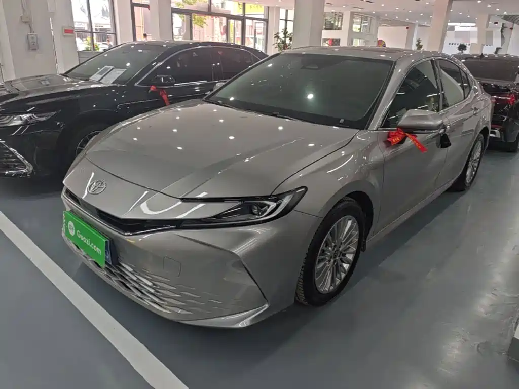 Toyota Camry — фото 1