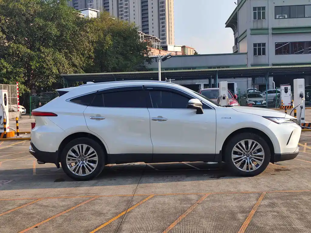 Toyota Harrier — фото 3