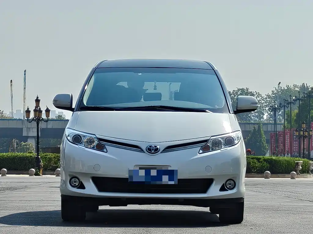 Toyota Previa — фото 2