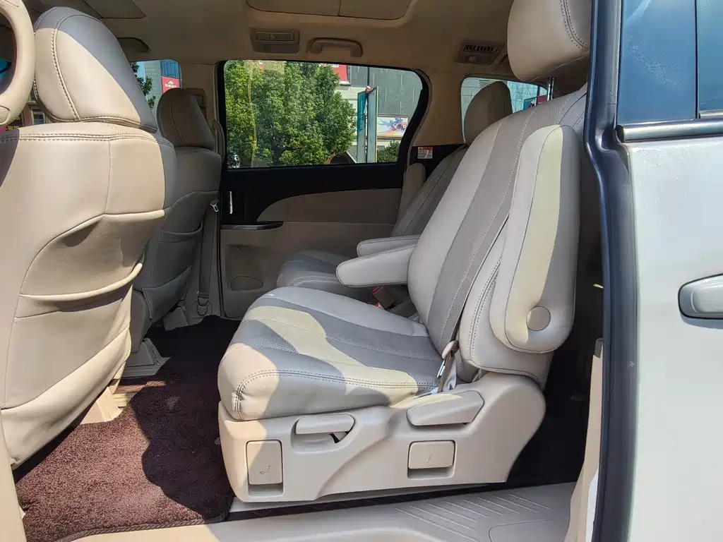 Toyota Previa — фото 9
