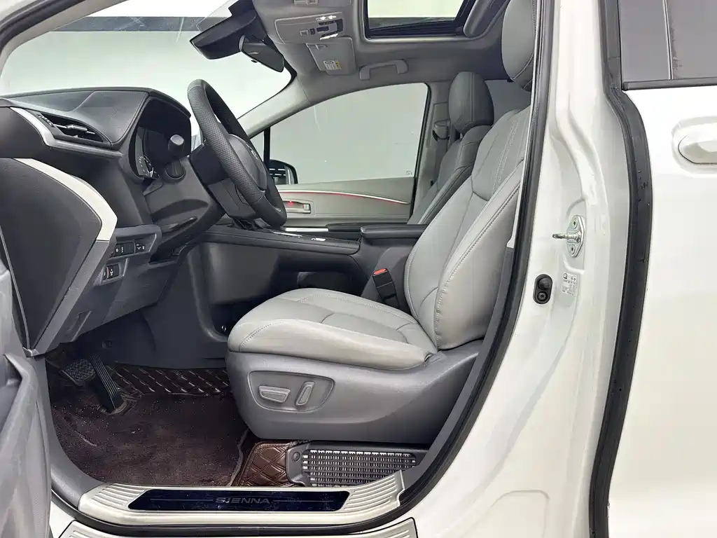 Toyota Sienna — фото 11