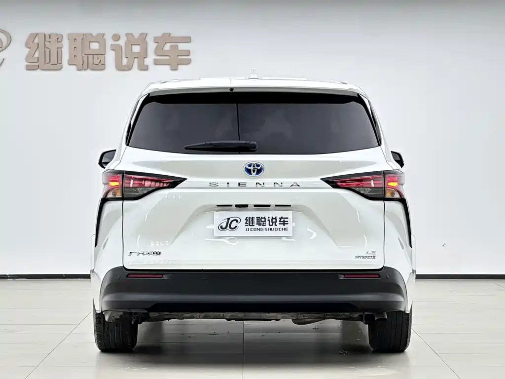 Toyota Sienna — фото 5