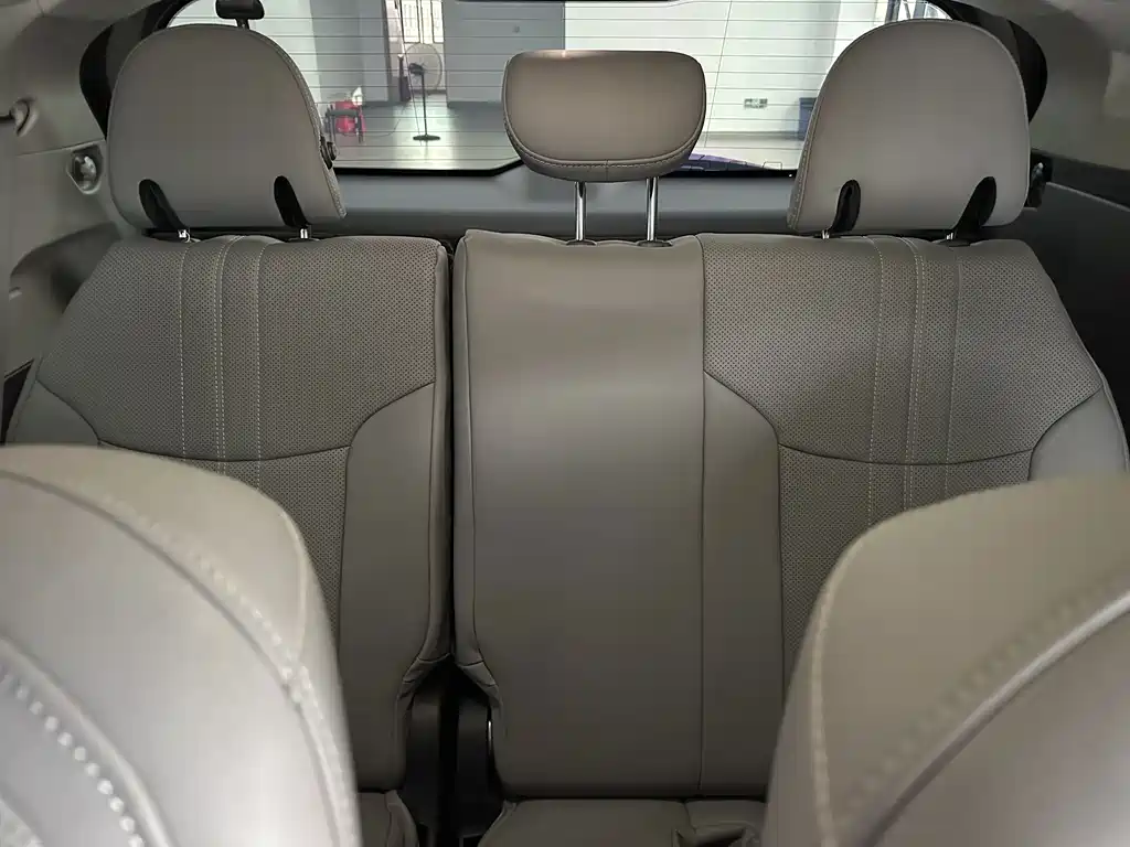 Toyota Sienna — фото 10