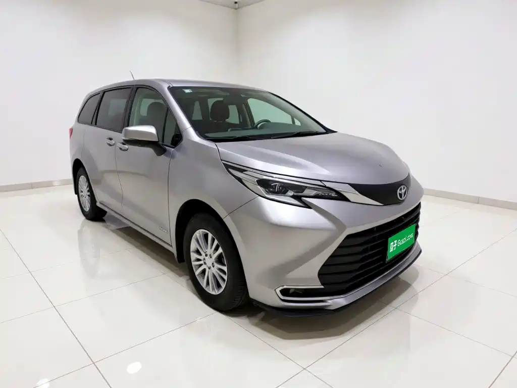 Toyota Sienna — фото 3