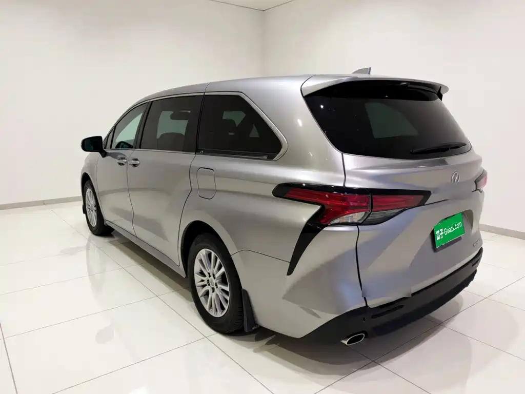 Toyota Sienna — фото 4