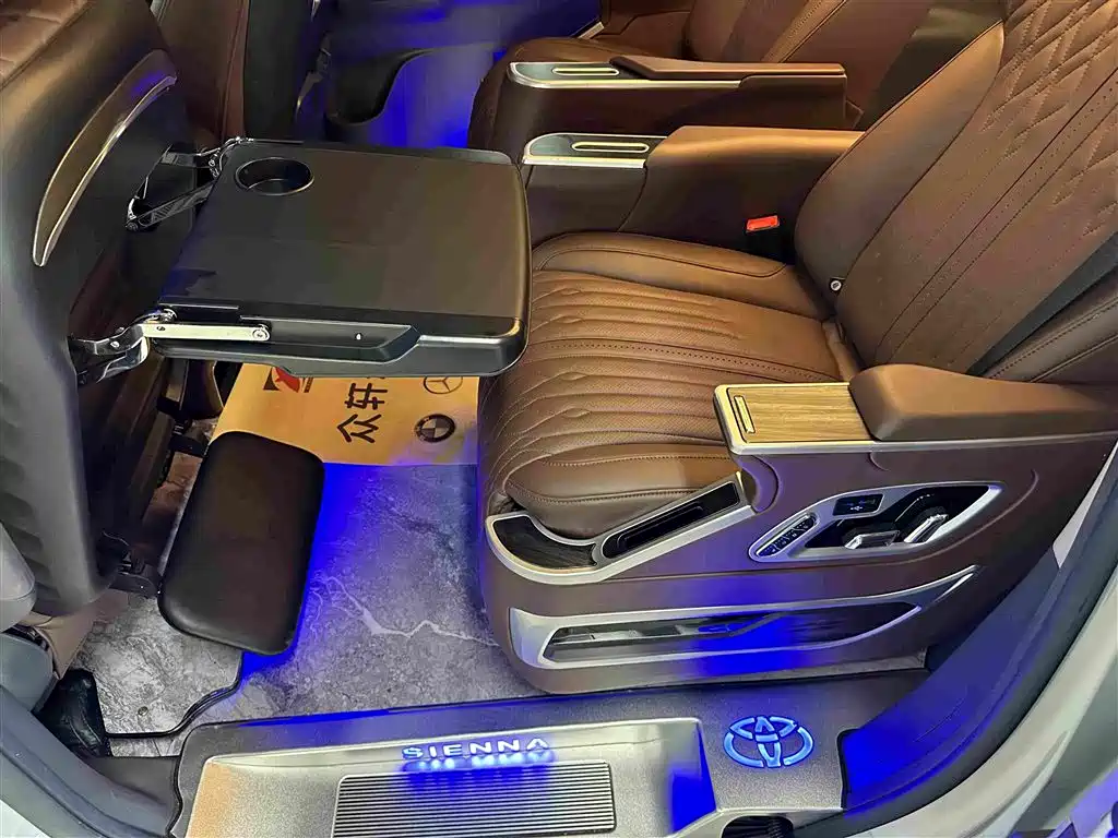 Toyota Sienna — фото 13