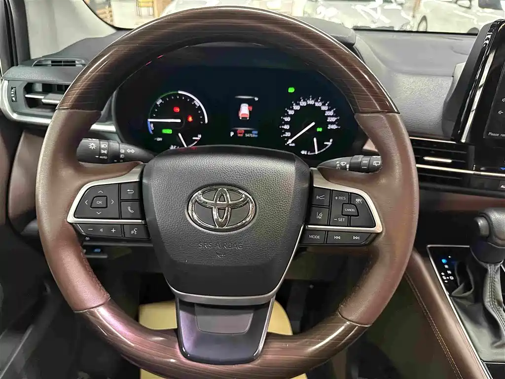 Toyota Sienna — фото 21