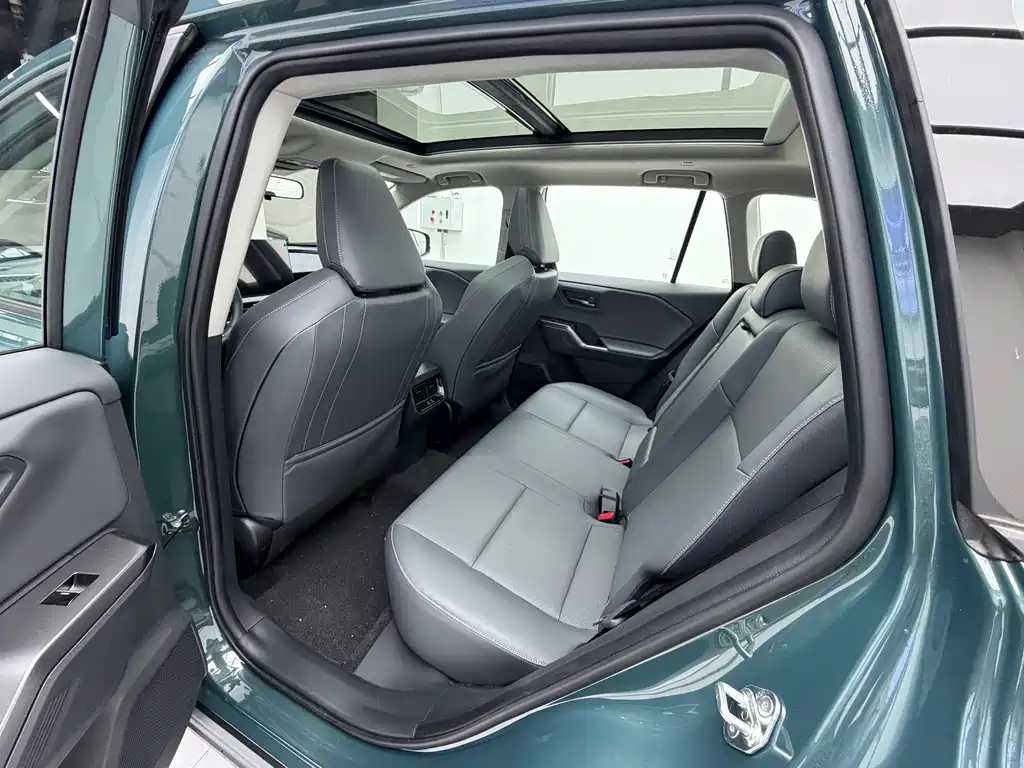 Toyota RAV4 — фото 15