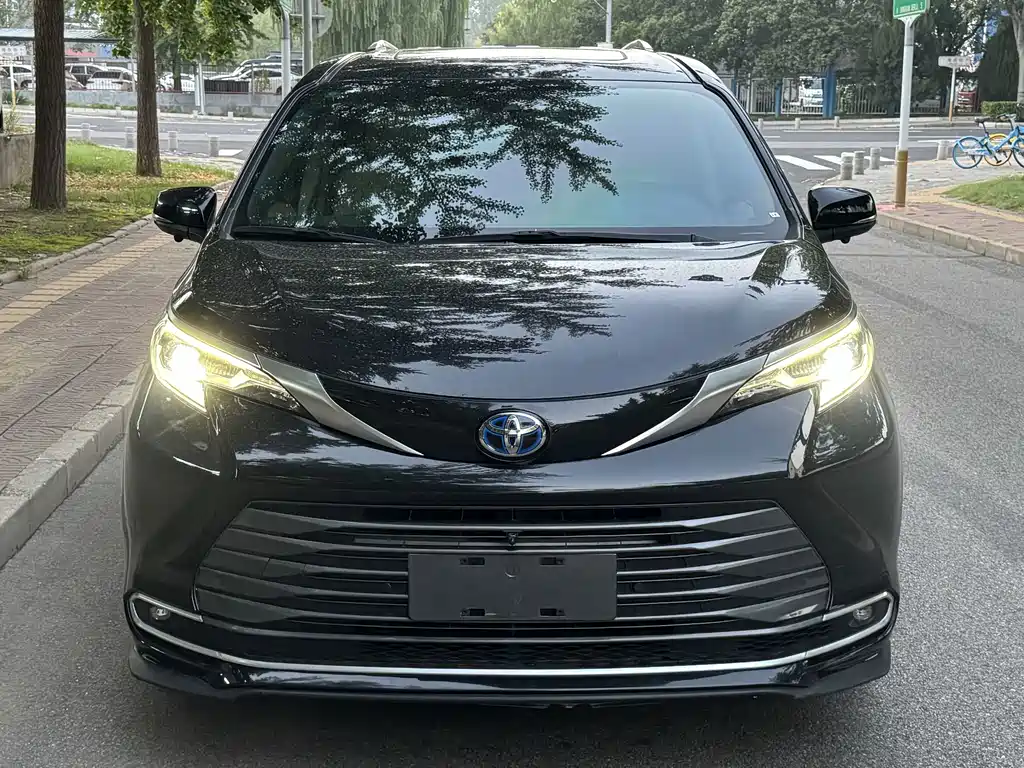 Toyota Sienna — фото 2