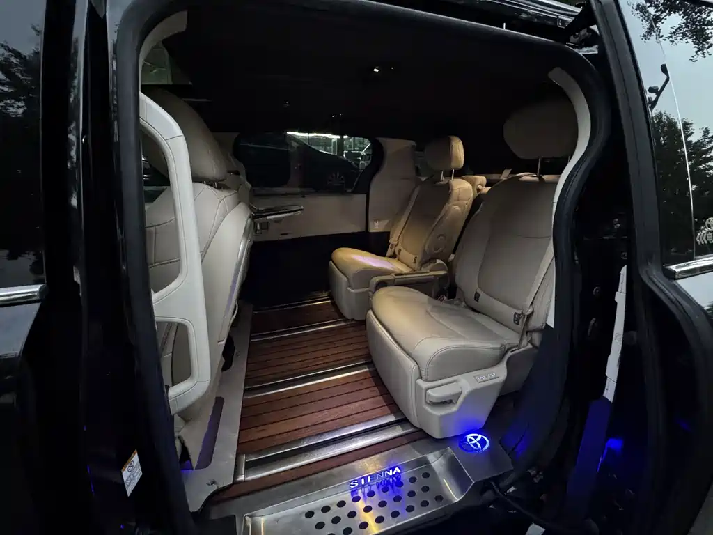 Toyota Sienna — фото 11