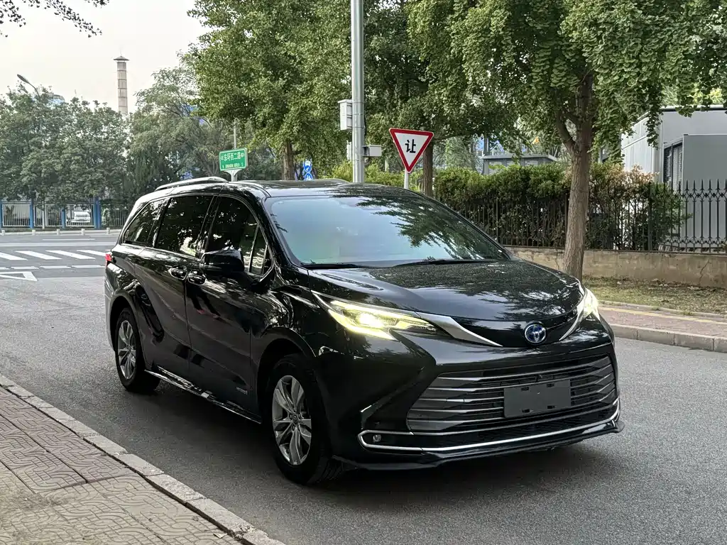 Toyota Sienna — фото 3