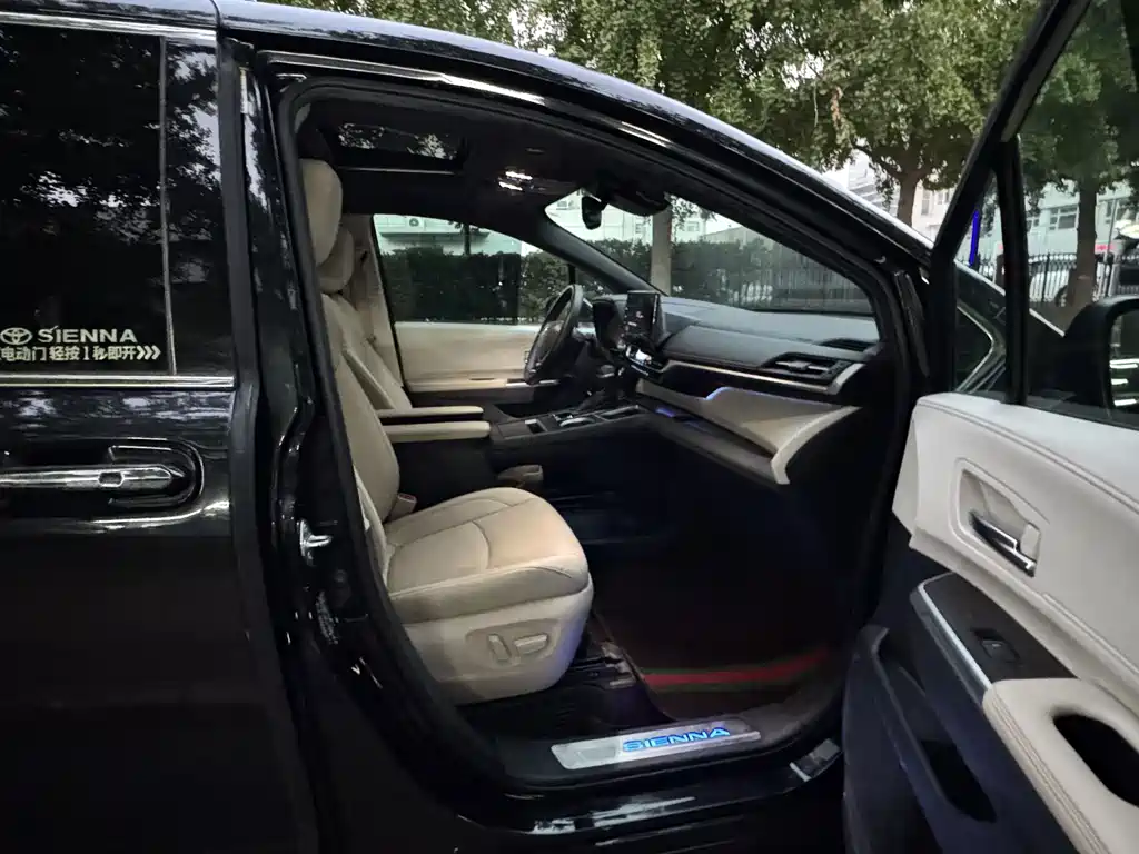 Toyota Sienna — фото 25