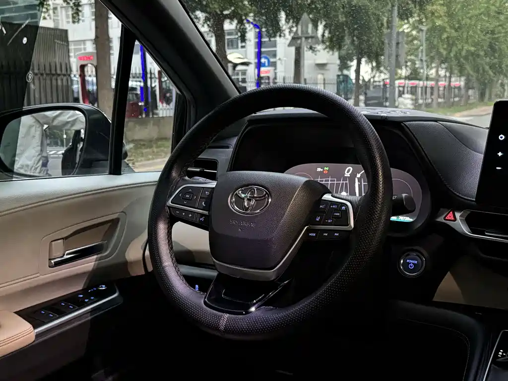 Toyota Sienna — фото 10