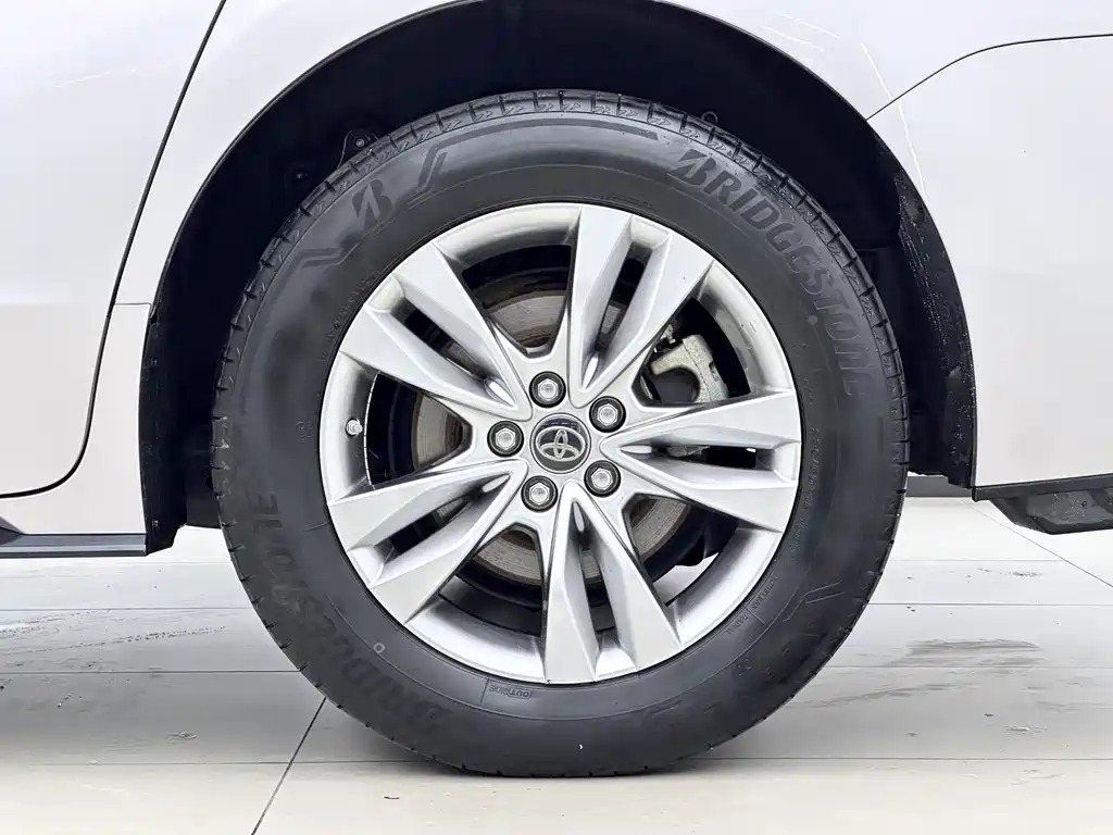 Toyota Sienna — фото 17