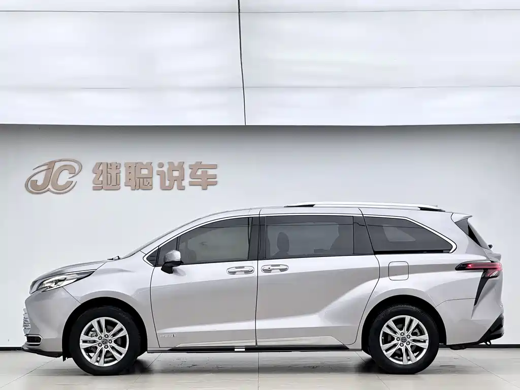 Toyota Sienna — фото 3