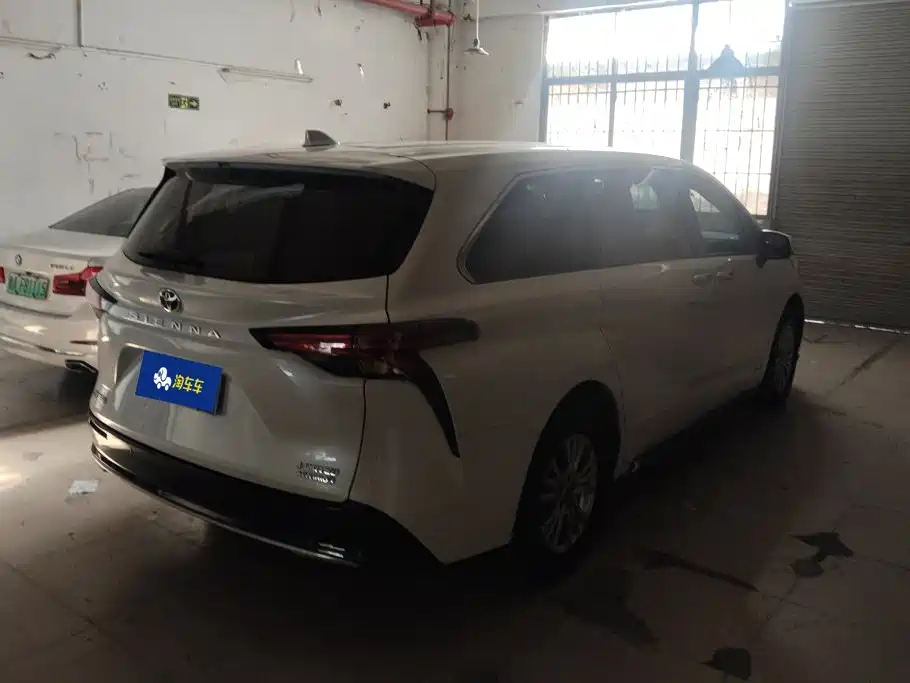 Toyota Sienna — фото 3