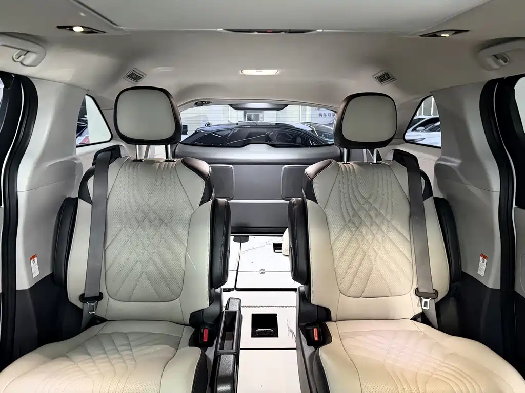 Toyota Granvia — фото 7