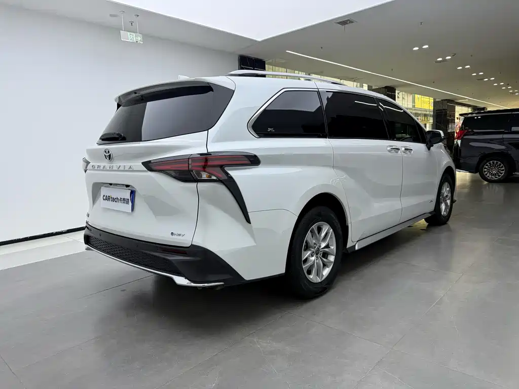 Toyota Granvia — фото 4