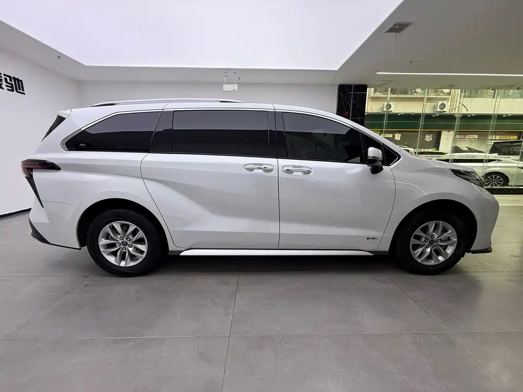 Toyota Granvia — фото 6