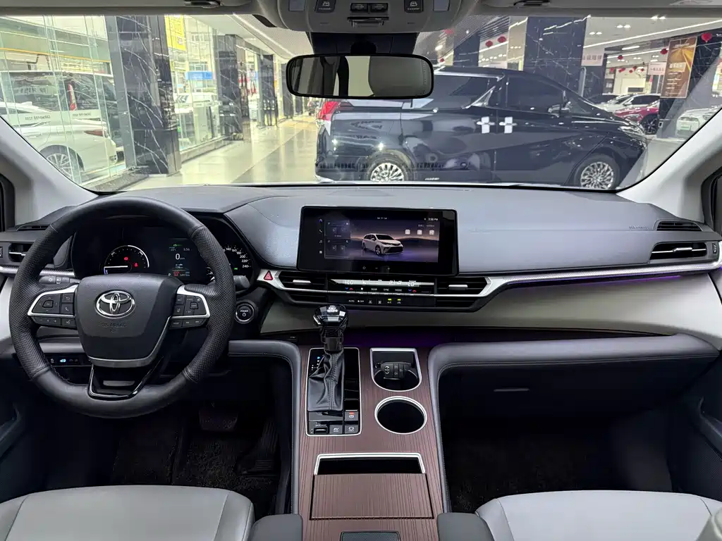 Toyota Granvia — фото 8