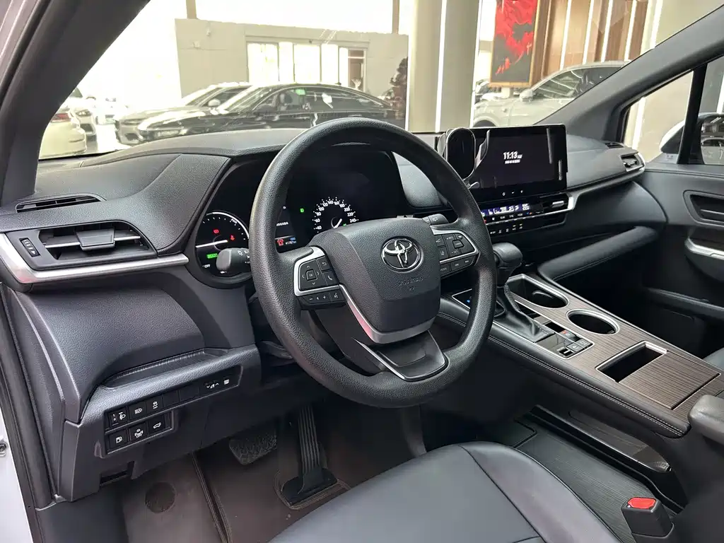 Toyota Granvia — фото 13
