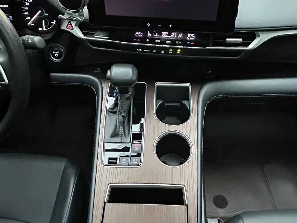 Toyota Granvia — фото 18
