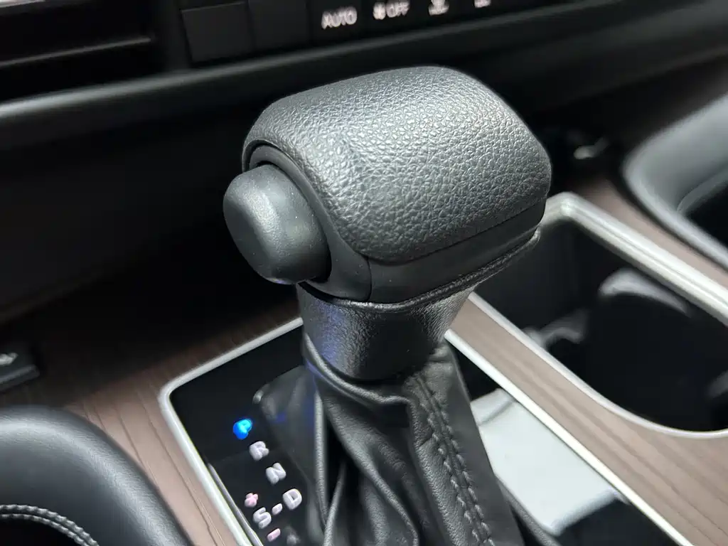 Toyota Granvia — фото 28