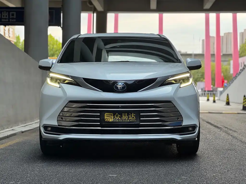 Toyota Sienna — фото 2