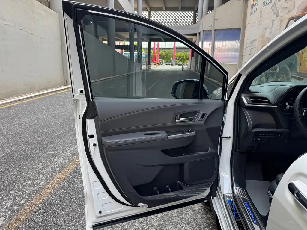 Toyota Sienna — фото 11