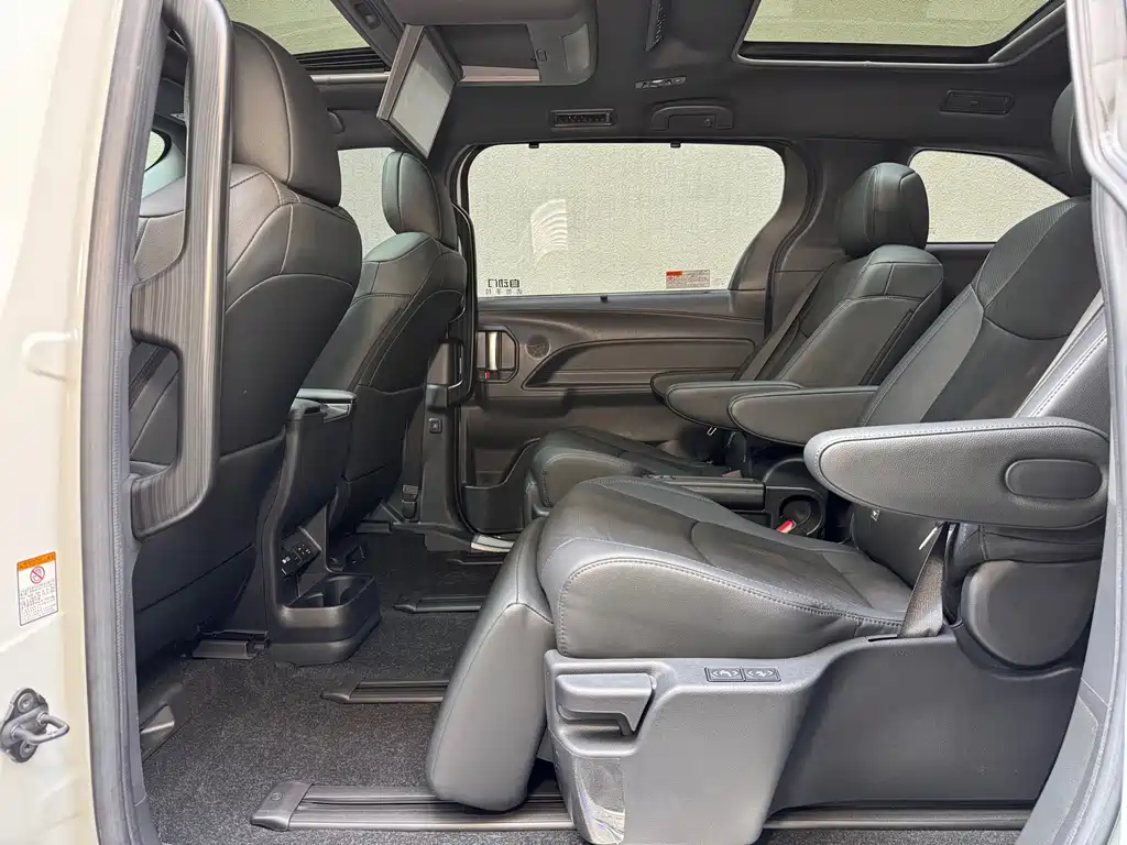 Toyota Sienna — фото 13