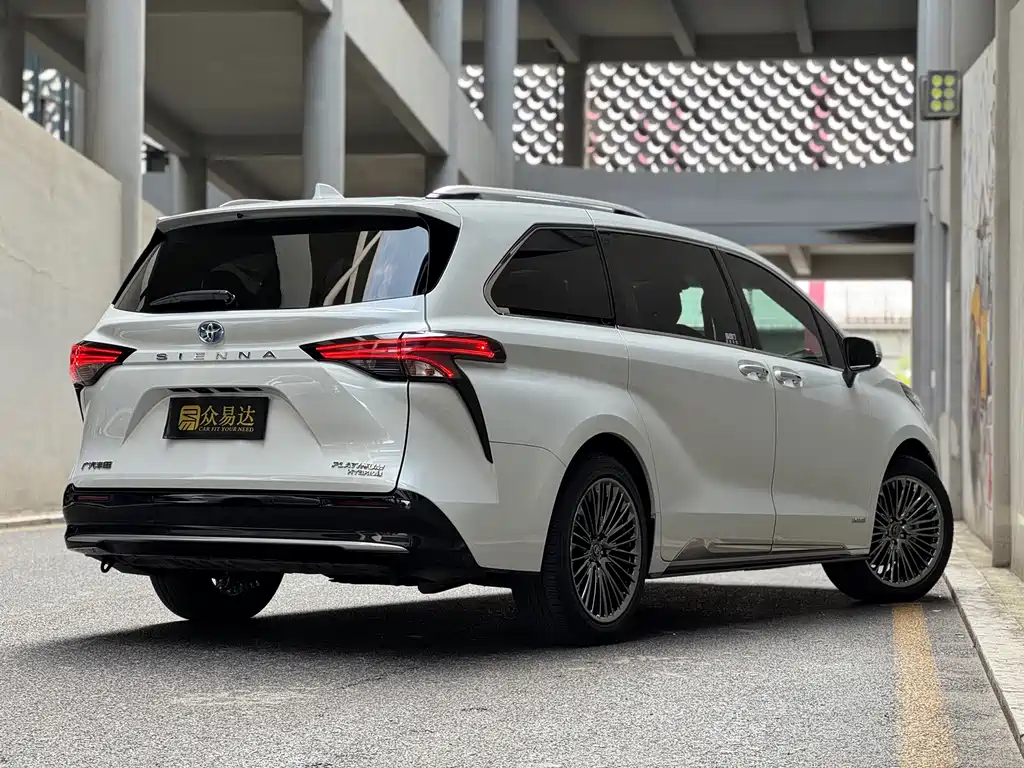 Toyota Sienna — фото 3