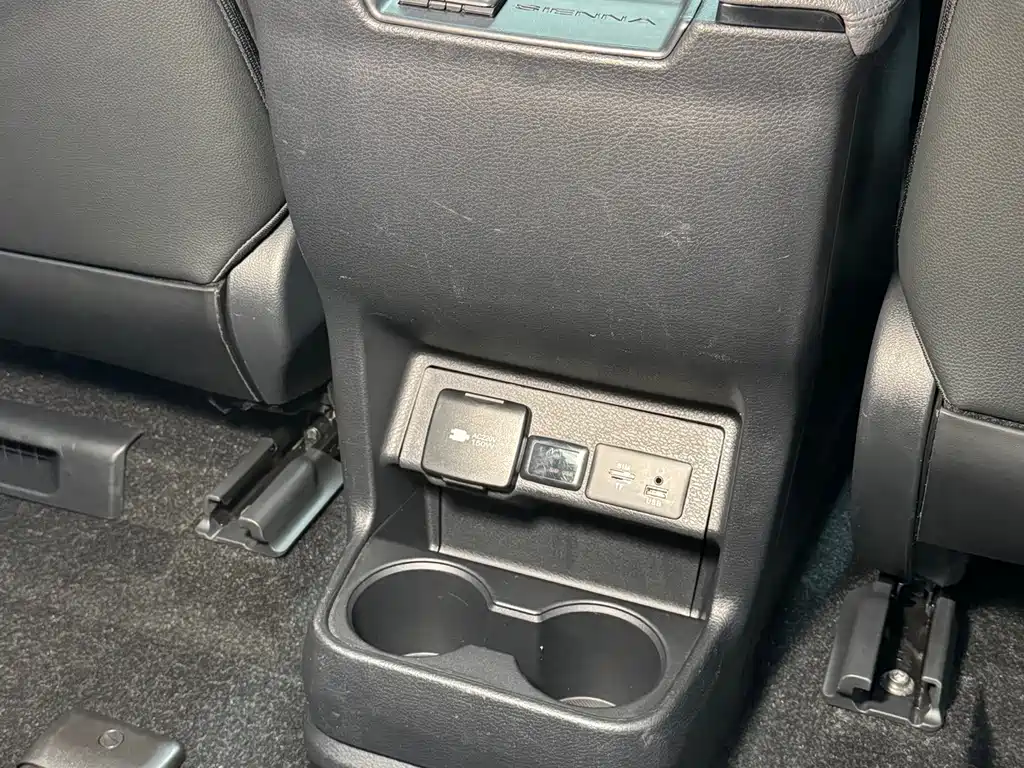 Toyota Sienna — фото 23