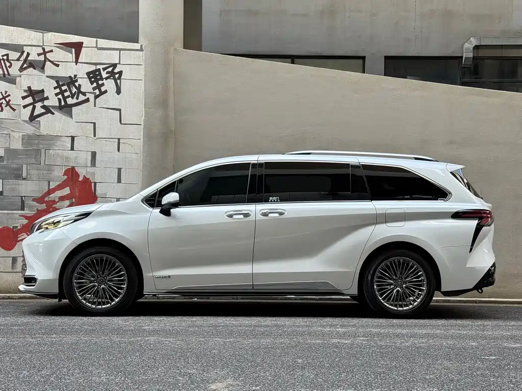 Toyota Sienna — фото 4
