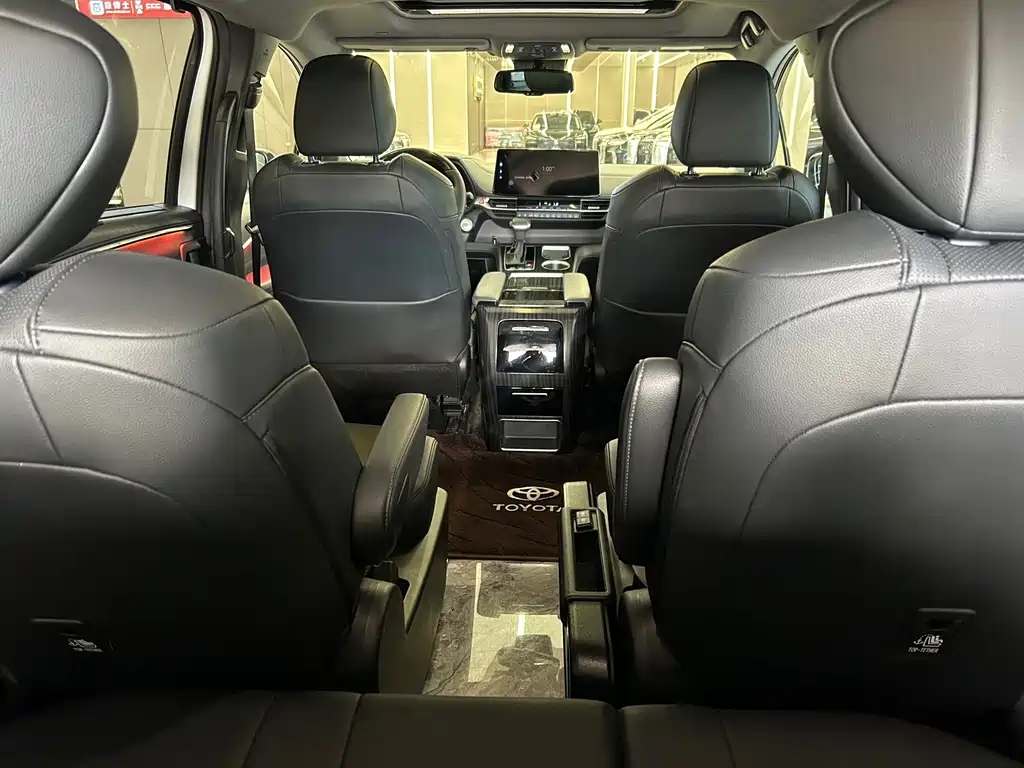 Toyota Sienna — фото 18