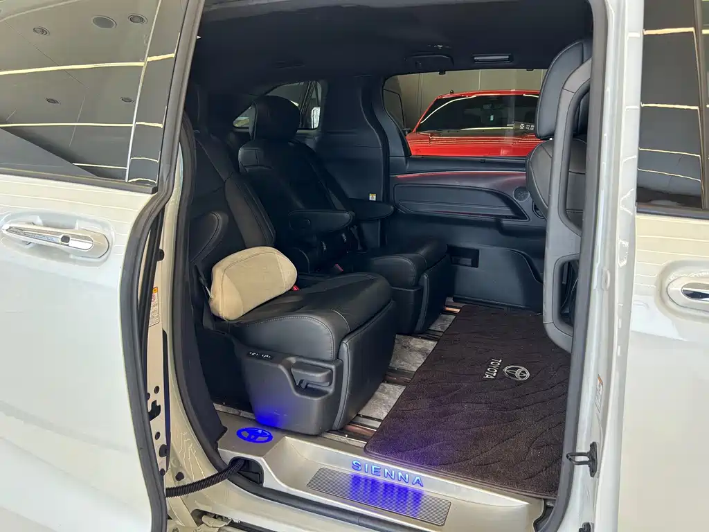 Toyota Sienna — фото 20