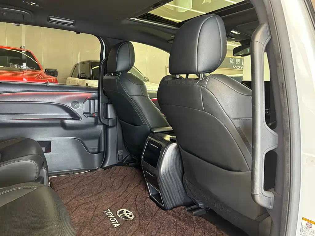 Toyota Sienna — фото 21