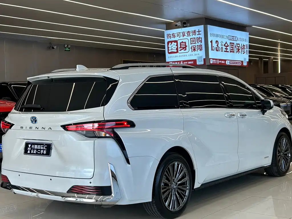 Toyota Sienna — фото 5