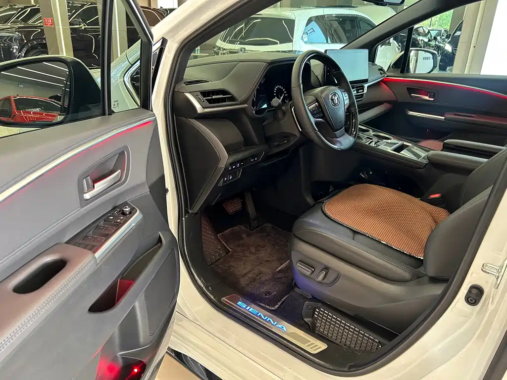 Toyota Sienna — фото 9