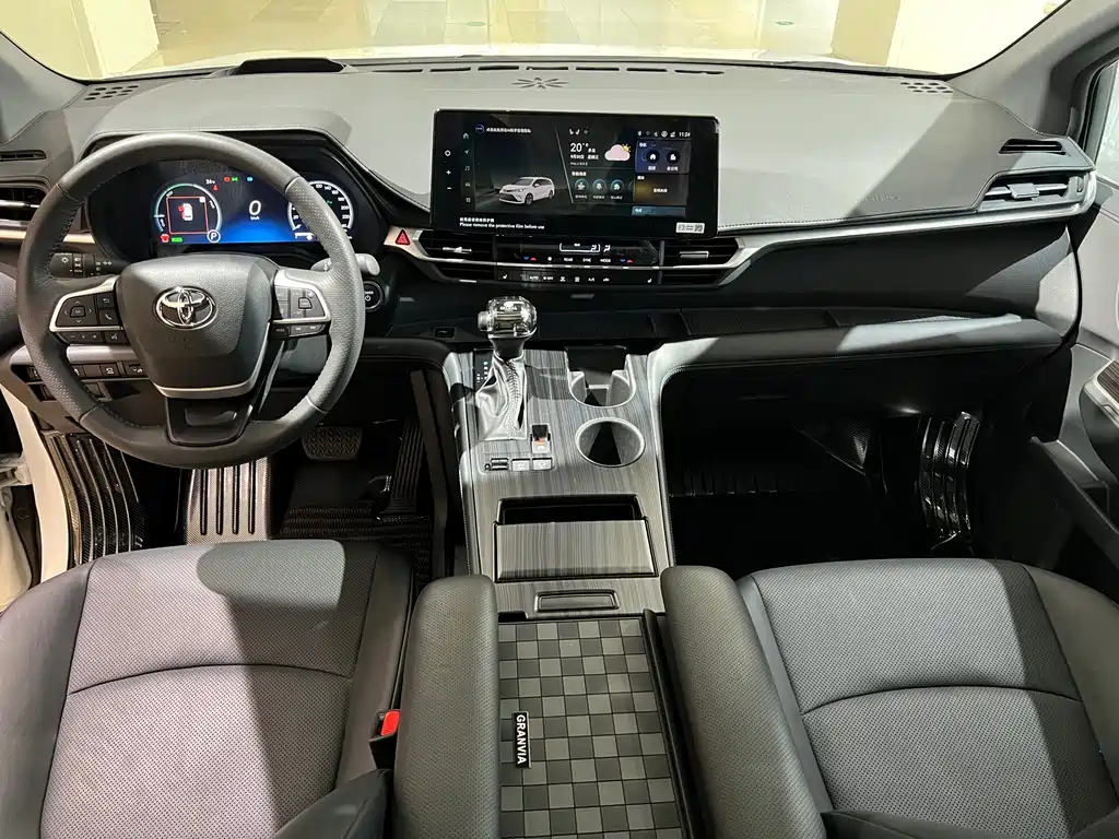 Toyota Granvia — фото 14