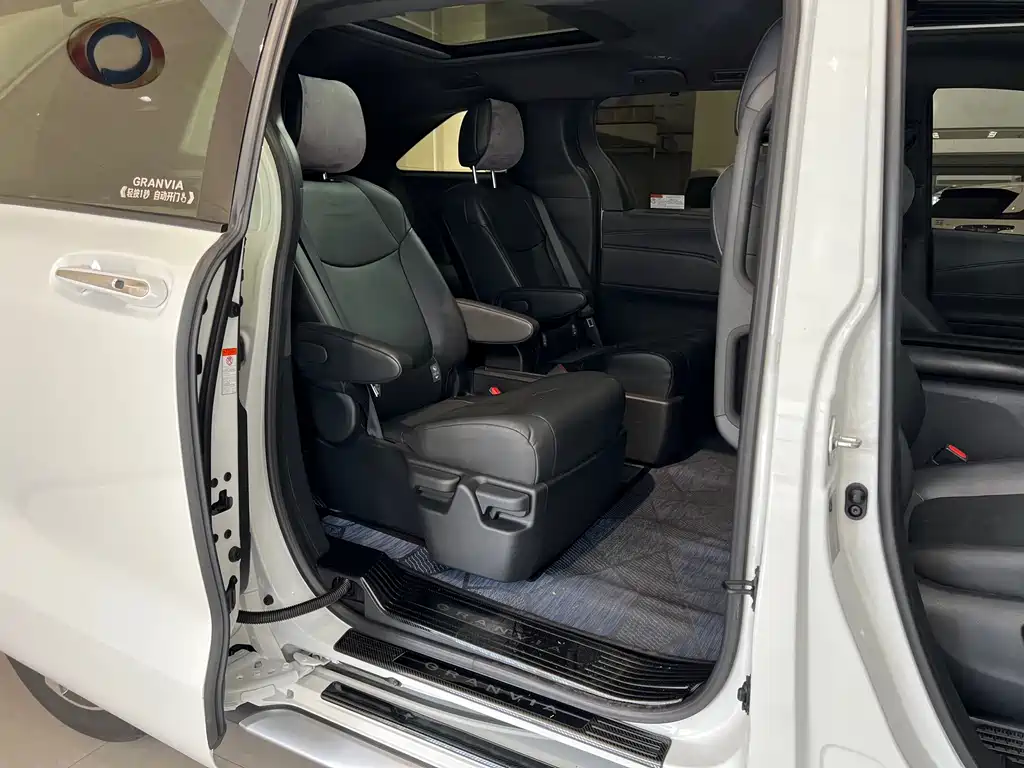 Toyota Granvia — фото 17