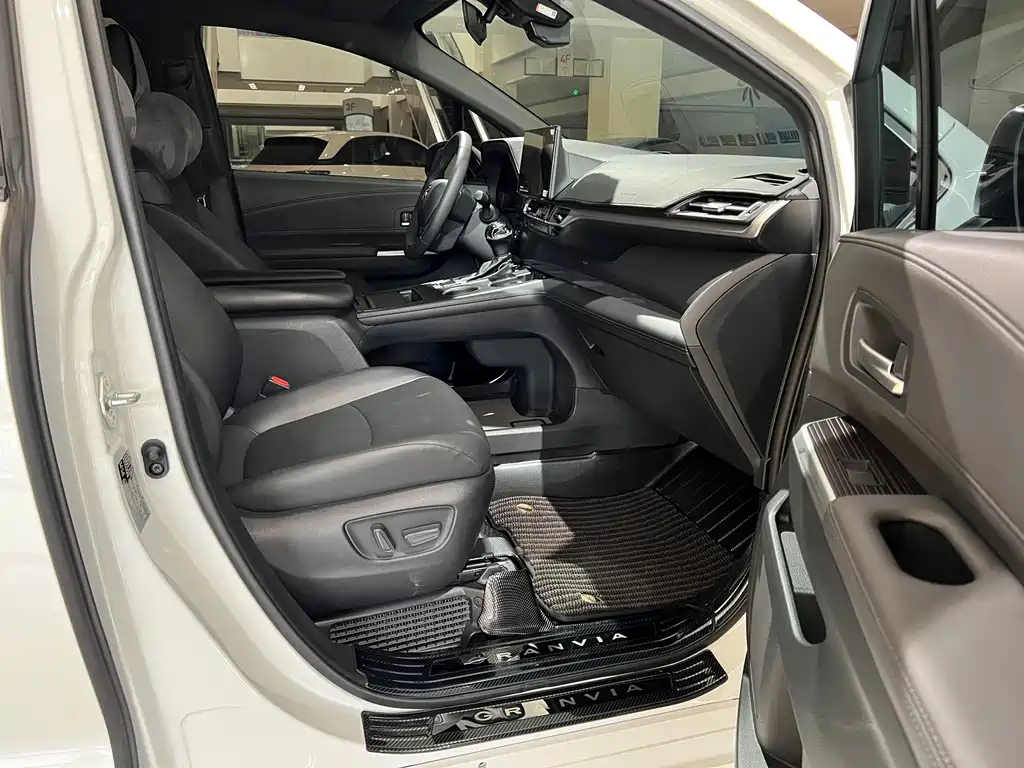 Toyota Granvia — фото 18