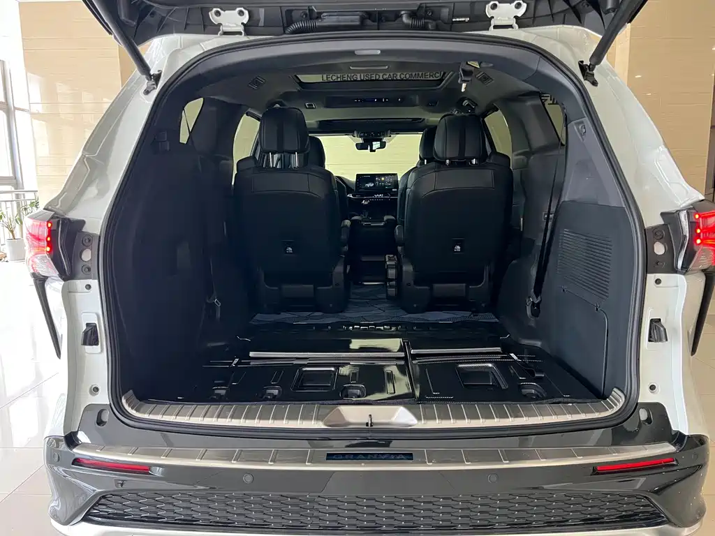 Toyota Granvia — фото 20